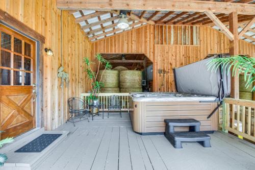 Clarkesville Haus | Clarkesville Rustic Hideaway on 38-Acre Farm!