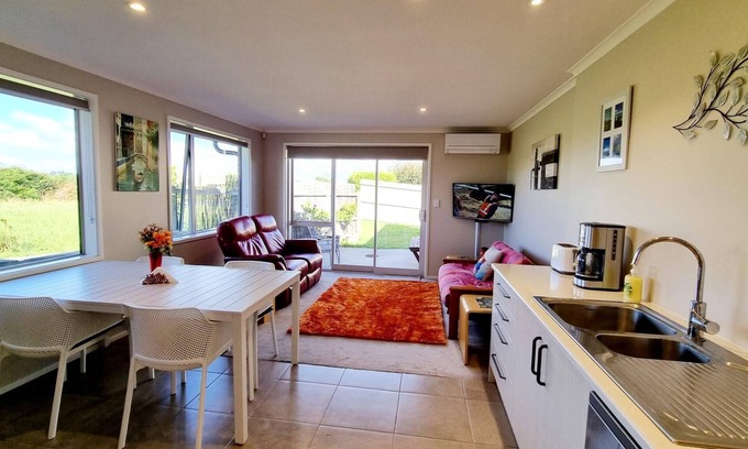 Clarks Beach Wohnung | Clarks Beach Getaway. Modern 2-bed apartment, close to great golf course