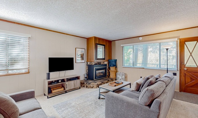 Tahoe Island Kabine | Classic central cabin near river with large tree-lined deck, grassy yard & gym