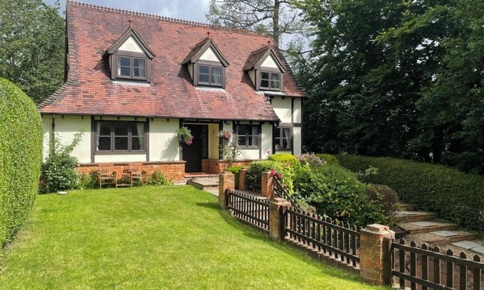 Wooburn Moor Haus | Classic Chilterns Cottage in lovely countryside