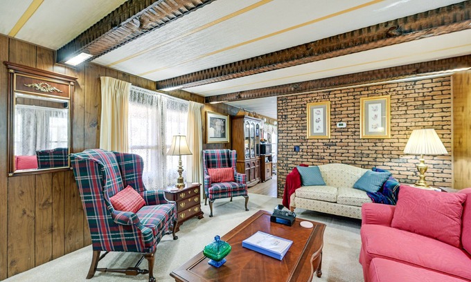 Ronda Haus | Classic Country Retreat in Ronda on 5 Acres!