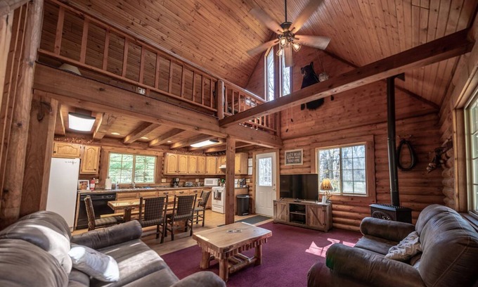 Lyndon Station Haus | *** Ruhige Lazy Bear Lodge | Ihr eigenes Blockhaus im Wald | 10 Minuten von Dells entfernt *