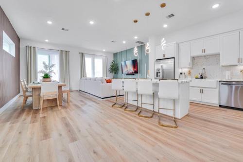 OST - South Union Haus | Classy 4BD 3.5BA with Soak Tub Backyard and Game Room