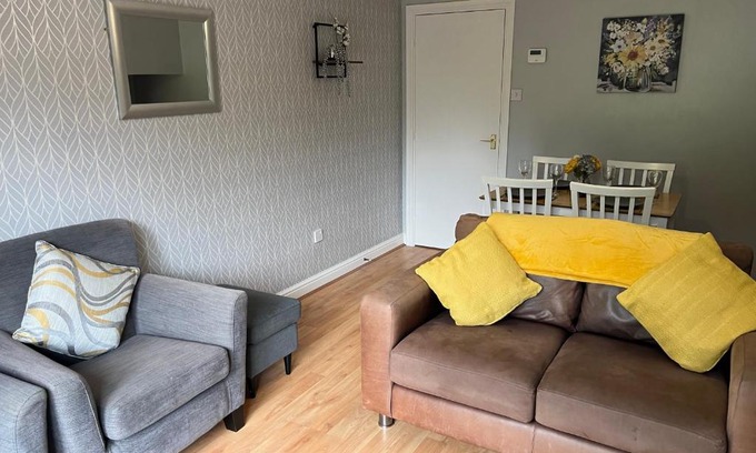 Mapperley Haus | Claygate Place - Entire 2 Bed House, Off Street Parking - Perfect For Holiday Breaks or Contractors