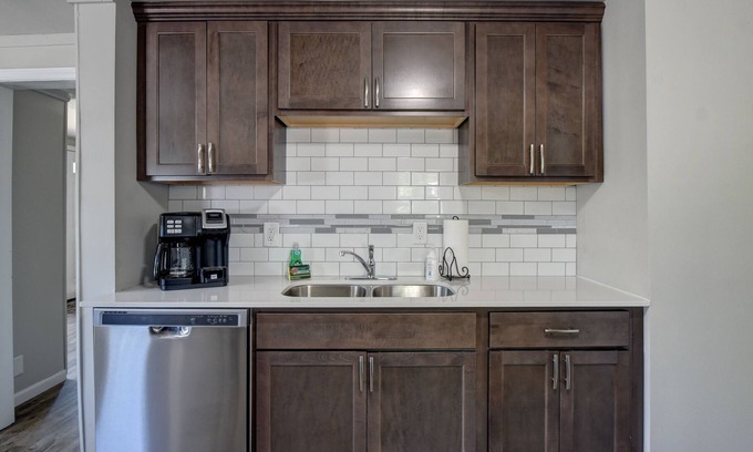 Gary Haus | Clean and Comfortable Ranch near 80/94/65 Refinery