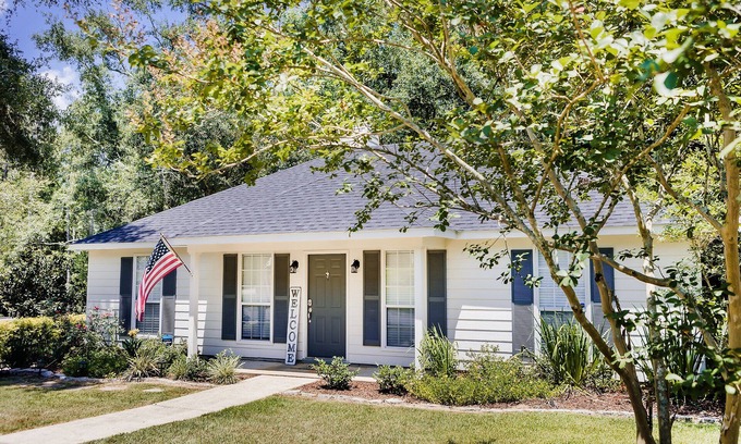 Daphne Haus | CLEAN and COMFY 3br/2ba home in Daphne, Near I-10, Mobile, Fairhope, Beaches!