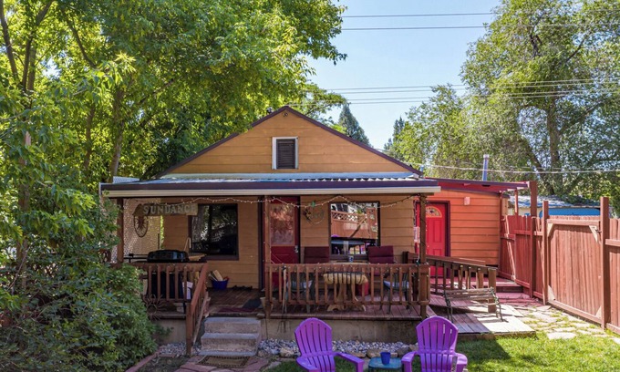 Lava Hot Springs Kabine | Clean and Cozy Cabin on Main Street - Walk to the river and hot pools!
