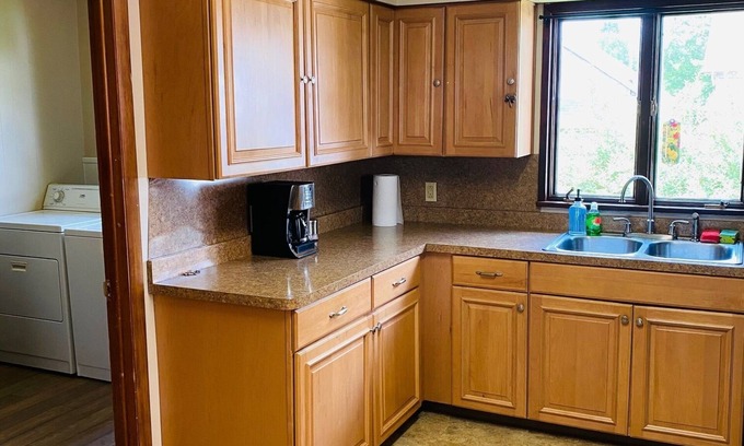 Hermitage Haus | Clean & Basic One Floor House Close to Park & Lake