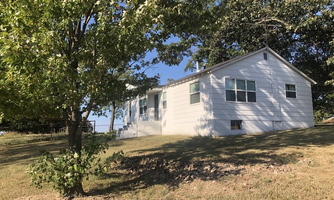 Crestline Sonstige | Clean, comfy and cute farmhouse between Joplin and Neosho, easy access to I-49.