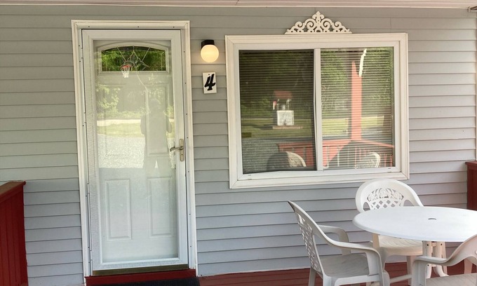 Ellsworth Wohnung | Clean & Cozy 1BR Apt#4 w/Full Kitchen & Private Bath