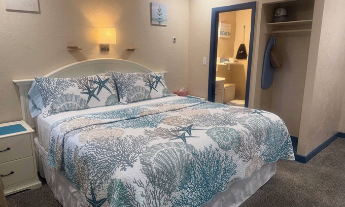 Buzzards Bay Hotel | Clean & Cozy King Room in Buzzards Bay available weeky