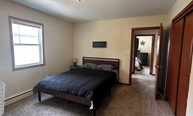 Bismarck Wohnung | Clean & Cozy Spacious Apartment