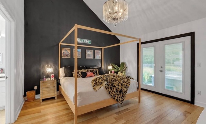 Blasdell Haus | Quick Stroll to Highmark:BarShed,Jacuzzi,Bills Loft,Parking-GAME-DAY DREAM in OP
