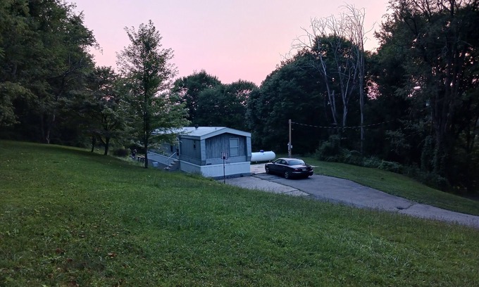East Liverpool Haus | Clean, updated 3-bedroom mobile home in peaceful, Glenmoor Ohio with AC, WiFi