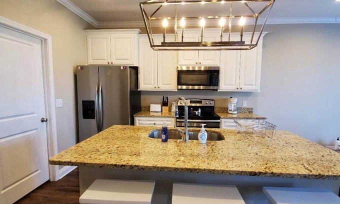 Calhoun Haus | ✨Click Me✨️Covered Parking +Free Wifi+Smart Tvs