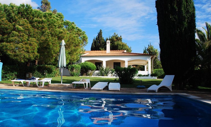Vale de Covo Villa | Ferienhaus auf einer Klippe mit üppigem Garten und Meerblick