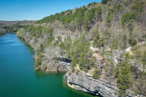 Eureka Springs Haus | Cliffside Eureka Springs Cabin with Beaver Lake View