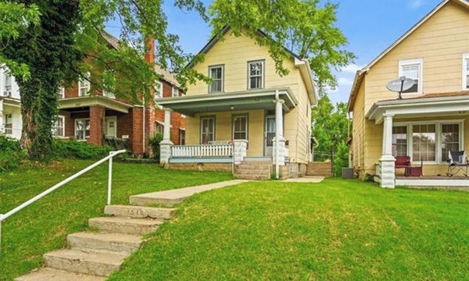 Atchison Haus | Close to MGP, 3br 1.5 bath King, Queen, 2 twins