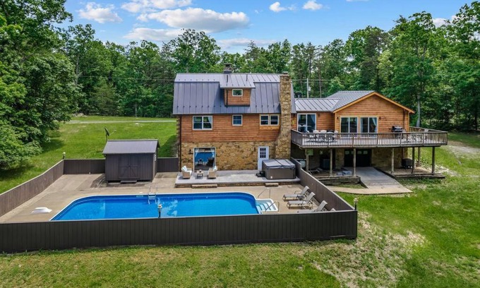 Star Tannery Haus | Cloud Nine: Have it All, Pool with Hot Tub and Secluded Lake!