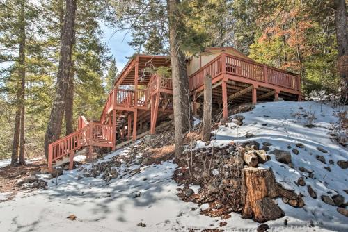 Cloudcroft Haus | Cloudcroft Cabin with Deck Near Skiing and Fishing!