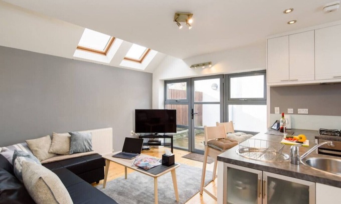 Splott Haus | Cloudstream Joy - Relax in the City | 2 Bed Duplex House w/Hot Tub