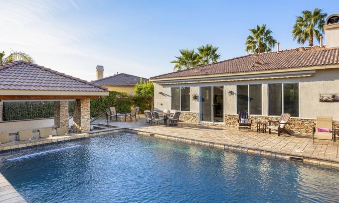 Bermuda Dunes Haus | Atlantis der Wüste - 3 Bett + Den 2 Bad - Resort Style Pool / w Swim-Up Bar!