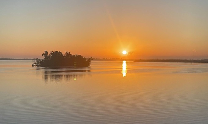 Sebastian Eigentumswohnung | Coastal Beach style condo with private balcony and boat slip.