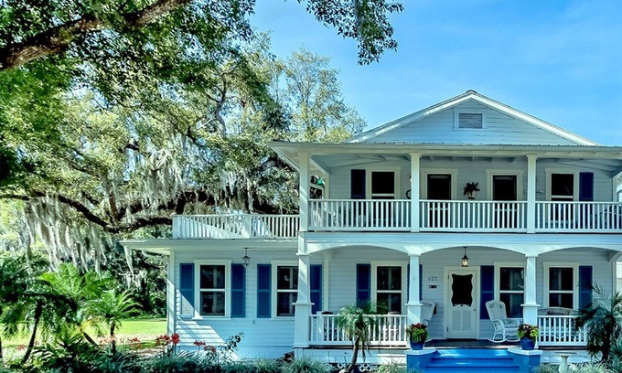New Smyrna Beach Wohnung | COASTAL CABANA POOL-SIDE RETREAT in tropischen Gärten und drei Minuten zum Strand