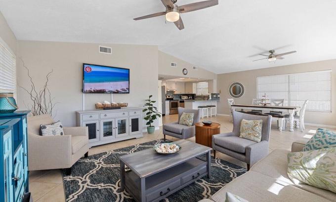 Marineland Acres Haus | Coastal Charm: 3BR Beach Haven, Deck View & Family Fun