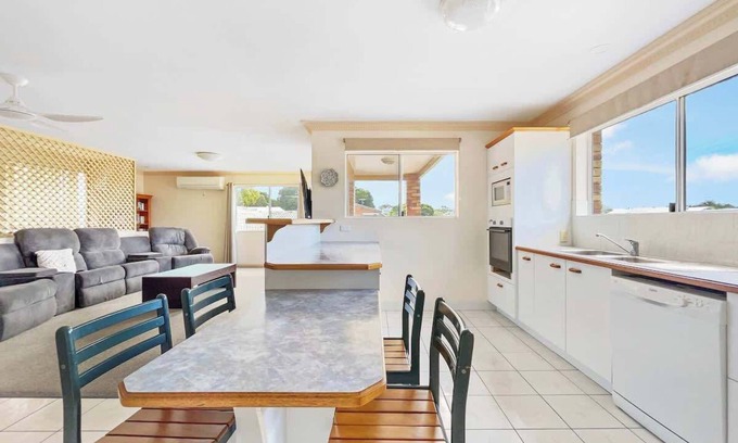 Bellara Wohnung | Coastal Comforts with Pumicestone Passage Views