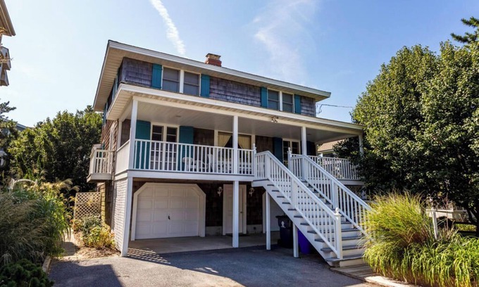 Sussex County Hütte | Coastal Cottage Just Steps from Beach with Private Elevator & Spacious Porches!