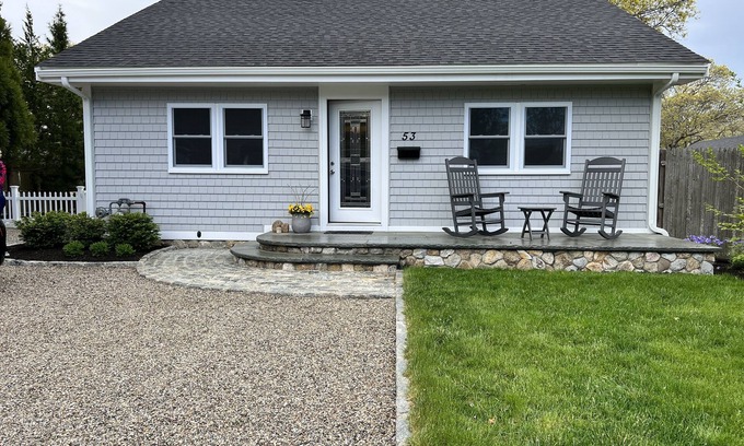 Teaticket Haus | Coastal Cottage, steps from Great Pond and boat launch