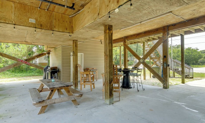 Emerald Isle Hütte | Coastal Emerald Isle Retreat w/ Deck & Grill!