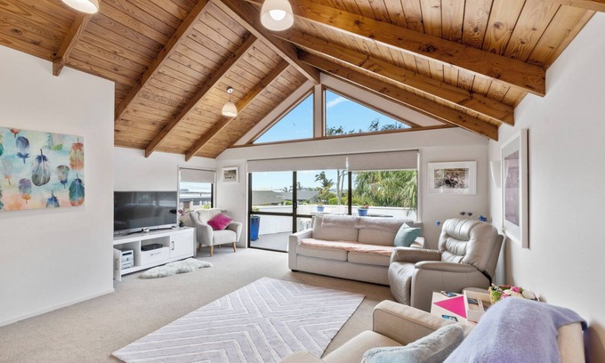 Half Moon Bay Haus | Coastal Family Getaway with Pool | Wi-Fi & Netflix