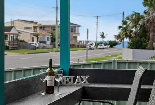 Shellharbour Haus | Coastal Vibes - Walk to beach, Marina, Cafes and Pubs