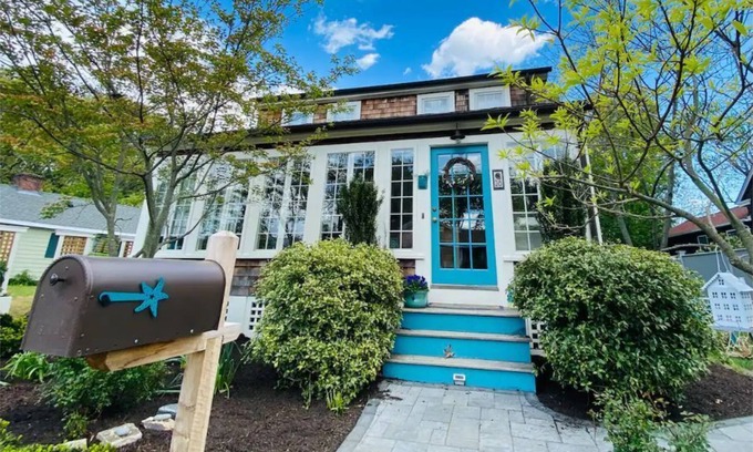 Barrington Haus | Coastal Waterview, BunkHouse, Hot Tub and Raft!