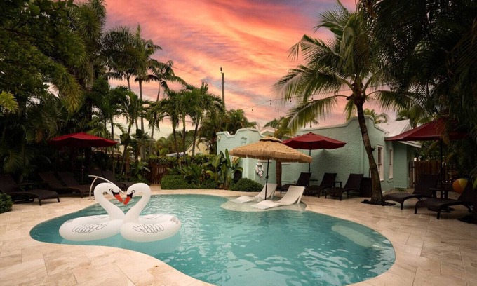 Flamingo Parks Haus | Coco Plum a Charming Retreat w/ Heated Pool