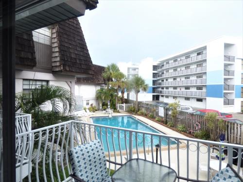 Avon By The Sea Wohnung | Cocoa Beach - Oceanfront - Steps to the Pier and Ocean