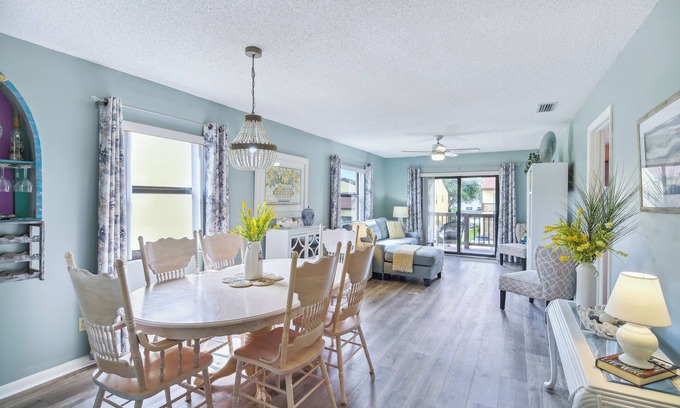 Banana River Estates Eigentumswohnung | Cocoa Beach Vacation Rental - Walk to Pier!