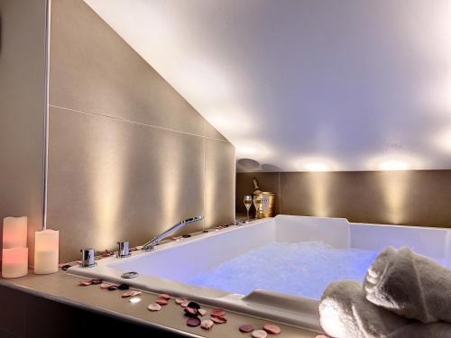 Saint-Etienne Wohnung | Cocon Blanc câlin avec Jacuzzi privatif - LoveRoom Insolite