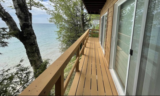 Kewaunee Haus | Coco’s Cabin on Lake Michigan (private beach!)