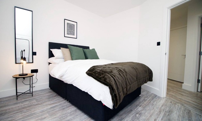 Swindon Wohnung | Cohost Partners Modern 2BR Apartment Free Parking