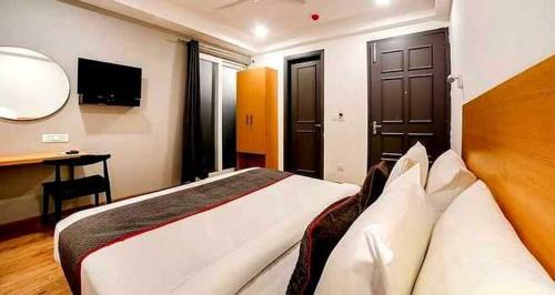 Pitampura Hotel | Collection O Kailash Enclave