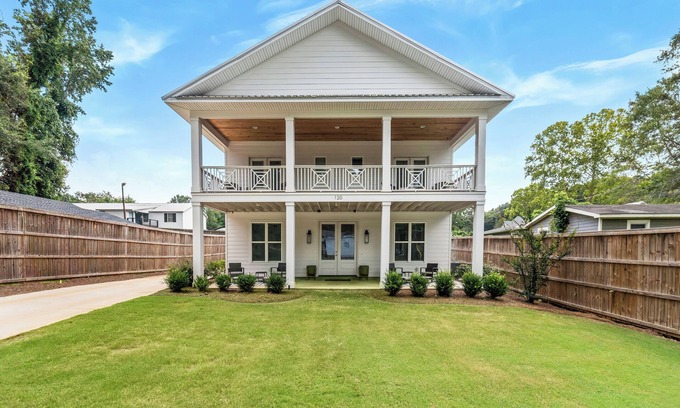 Pickwood Haus | Less than 1 mile to downtown Auburn, Toomer's Corner, campus