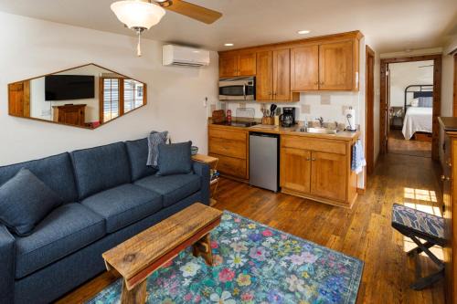 Ephraim Haus | Collings Summer House by Simple Life Rentals