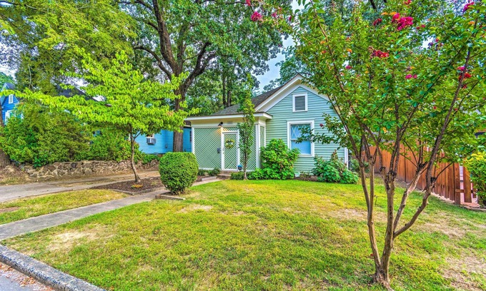 Hillcrest Hütte | Colorful Cottage w/ Deck ~ 5 Mi to Downtown!