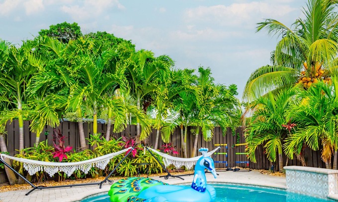 Survey Creek Haus | Colorful Oasis ~ Pool ~ Game Room ~ Ping Pong ~ Basketball Court ~ Grill & More