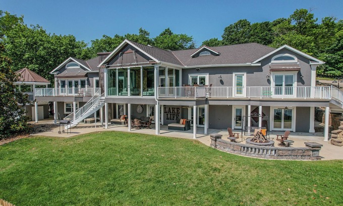 Lake Ozark Haus | BRAND NEW ADDITION Ruhiges Wasser, herrliche Aussichten, ebenes Grundstück, private Bootsrampe!