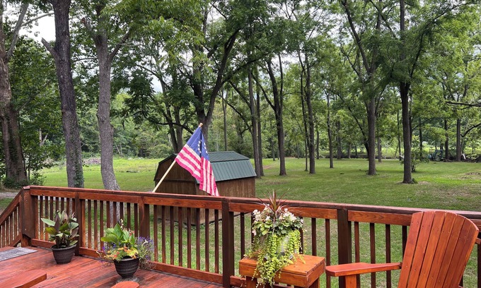 Covington Kabine | Come enjoy our peaceful and relaxing river house located on the Jackson River.