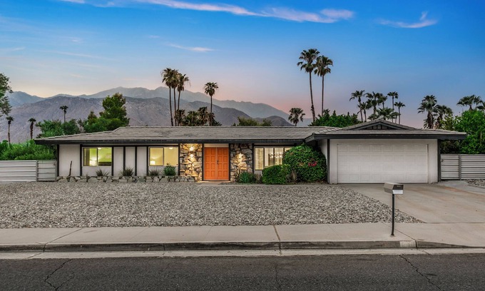 Sunrise Vista Chino Haus | Come Fly With Me - Palm Springs